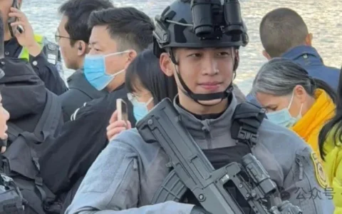 广州神仙颜值特警小哥，笑容太帅了！