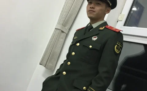 陈sir穿修身裤视频实力掩盖不住，竟还是寸头兵哥！