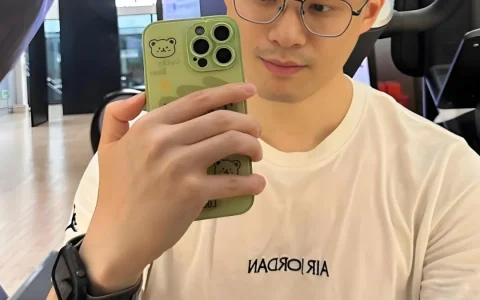 男生别嫌弃“两边铲短”发型，新年剪这3款，让你秒变帅气型男！