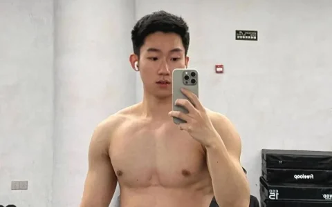 02年退役兵哥哥，阳光型男颜值身材双在线！