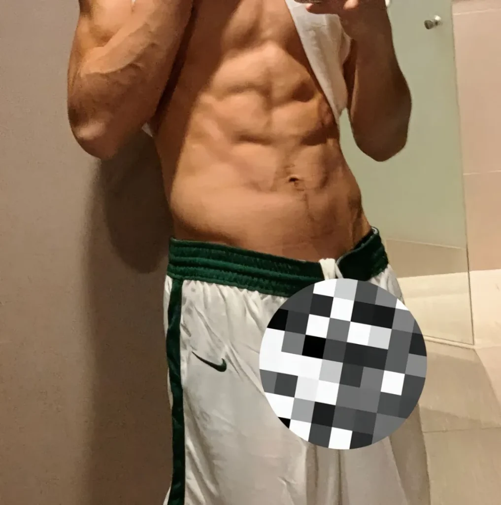 湖北19岁篮球体育生男大，自拍照充满性张力！