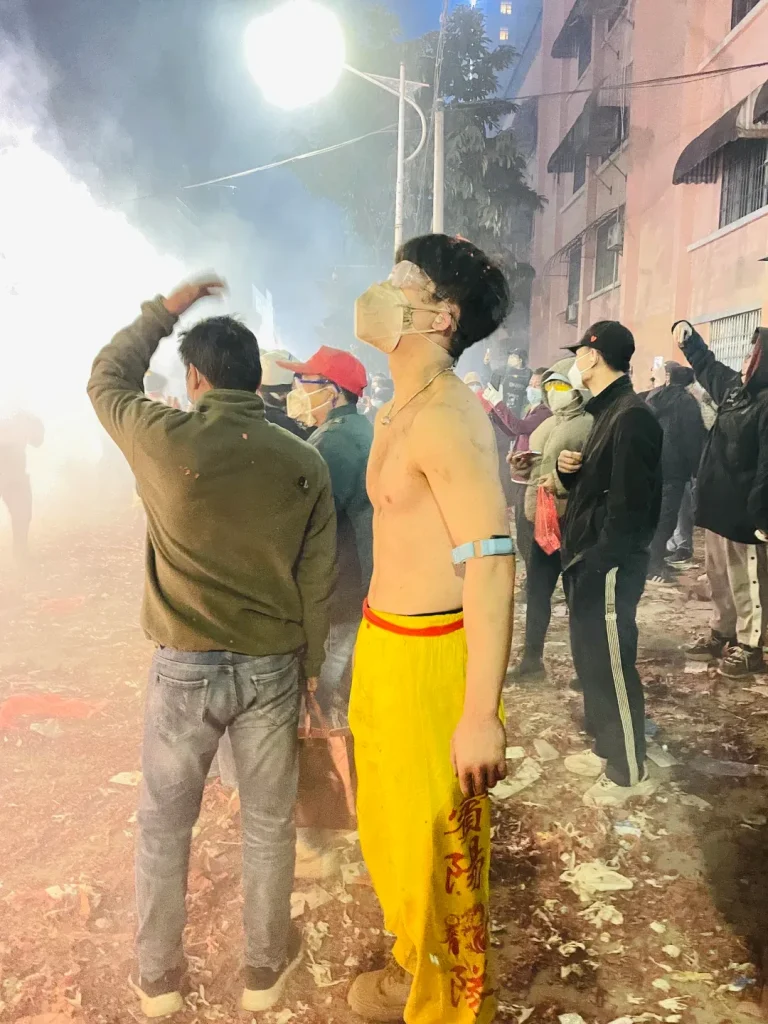滨阳炮龙节迷彩兵哥被游客上手摸胸肌！想和他们一起放炮！