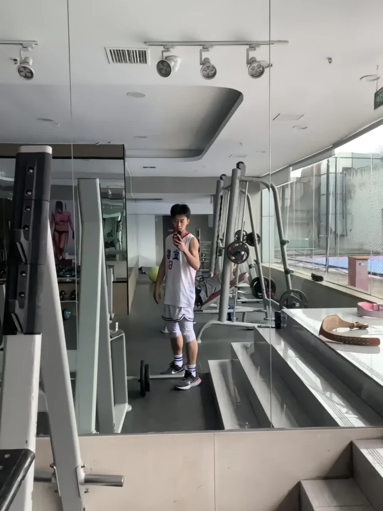 湖北19岁篮球体育生男大，自拍照充满性张力！