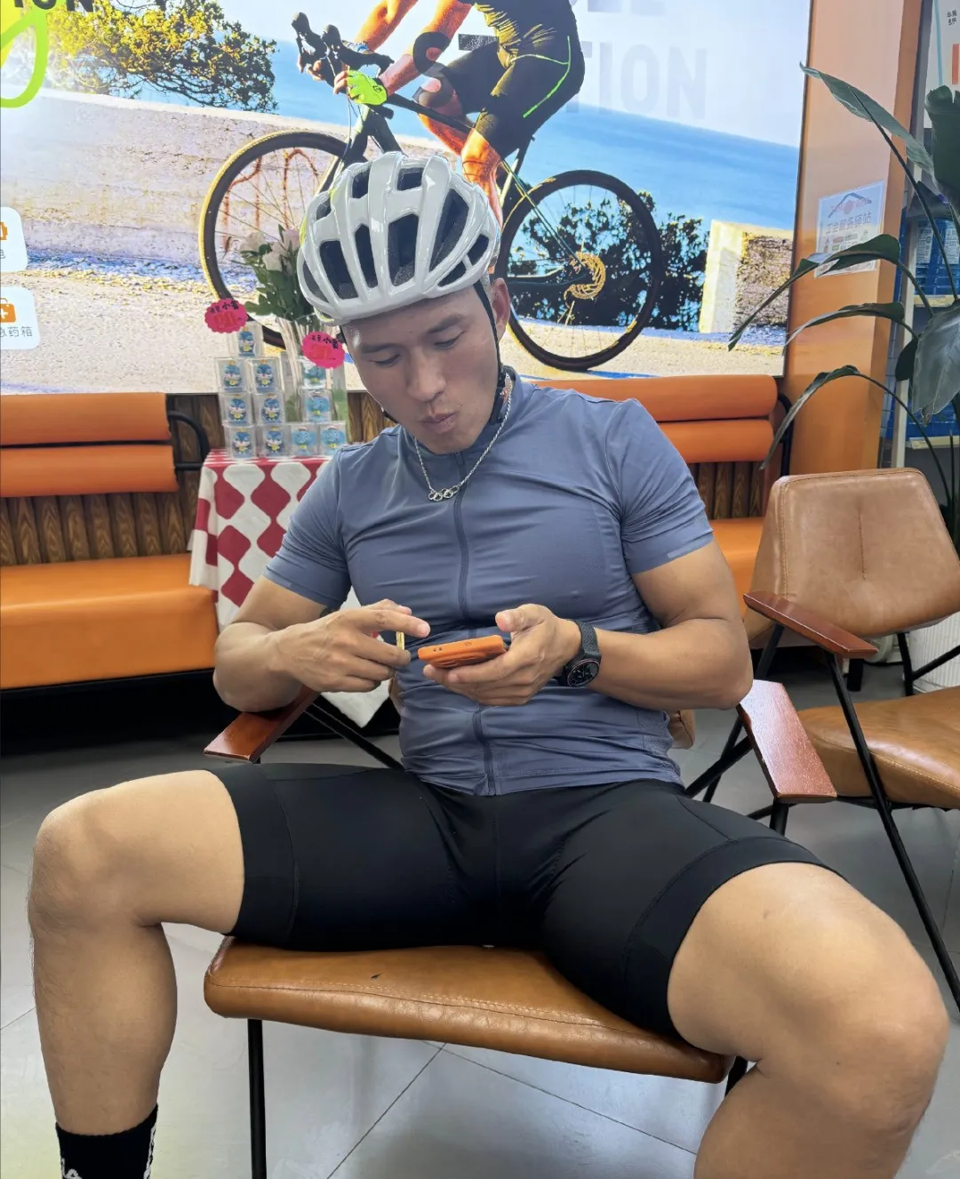 世界皮划艇冠军刘浩穿紧身骑行服,还对着拍,这熟男味绝了!