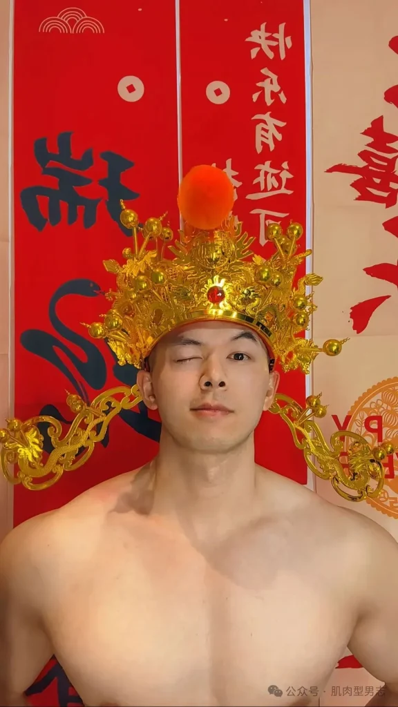 一肌肉小哥cos财神意外走红！这也太会拍了！