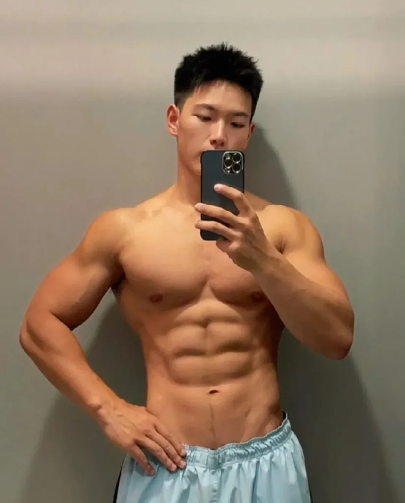 古铜色的皮肤太硬了！完美8块腹肌公狗腰！