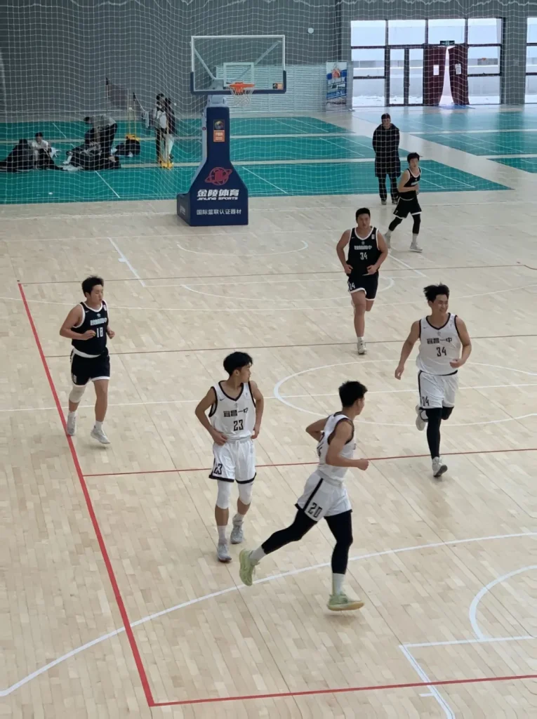湖北19岁篮球体育生男大，自拍照充满性张力！
