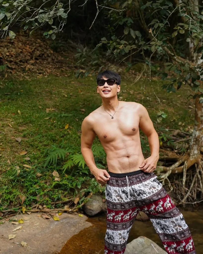 泰星一大早游山玩水，就只为了拍腹肌照？