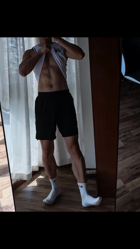 重庆黑皮筋肉崽儿海边玩水，白袜黏脚底算什么？性感才是王道！