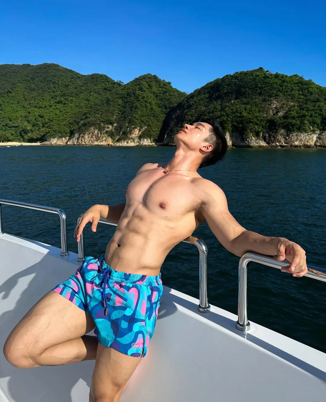 滑雪场不穿衣服的肌肉男长的真好看!