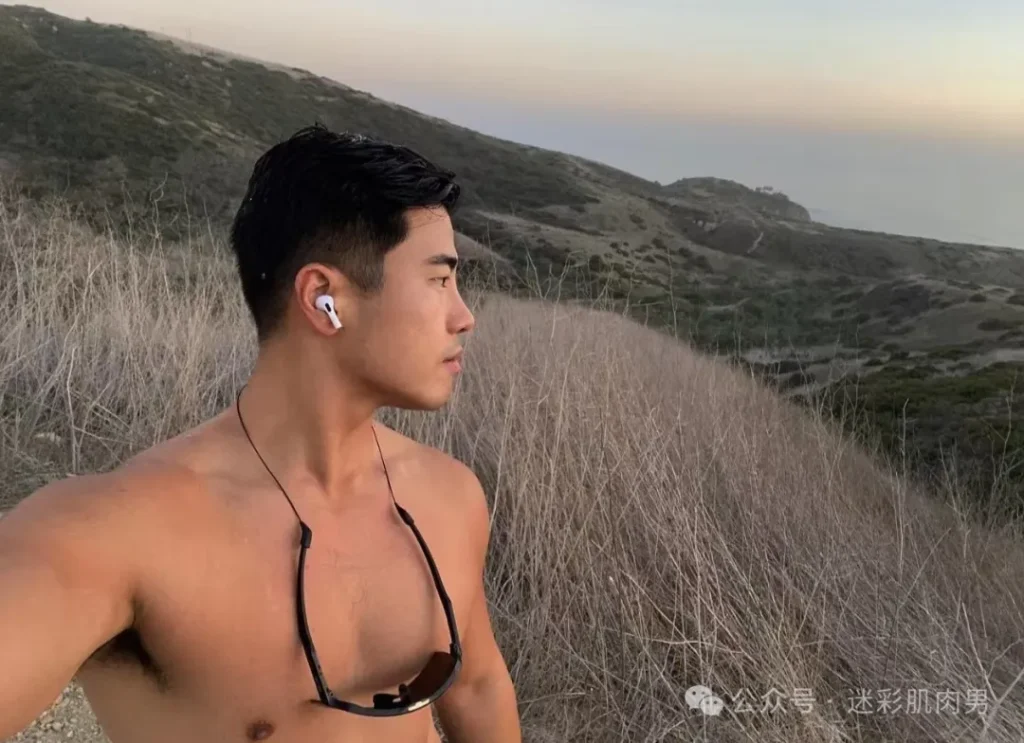 小哥紧身骑行服太垒直接脱啦实力藏不住！
