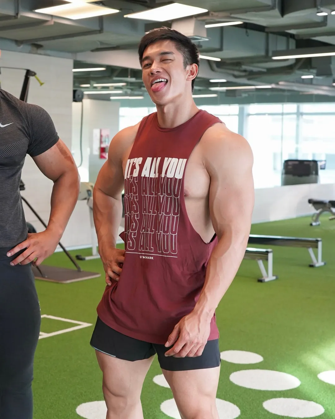 滑雪场不穿衣服的肌肉男长的真好看!