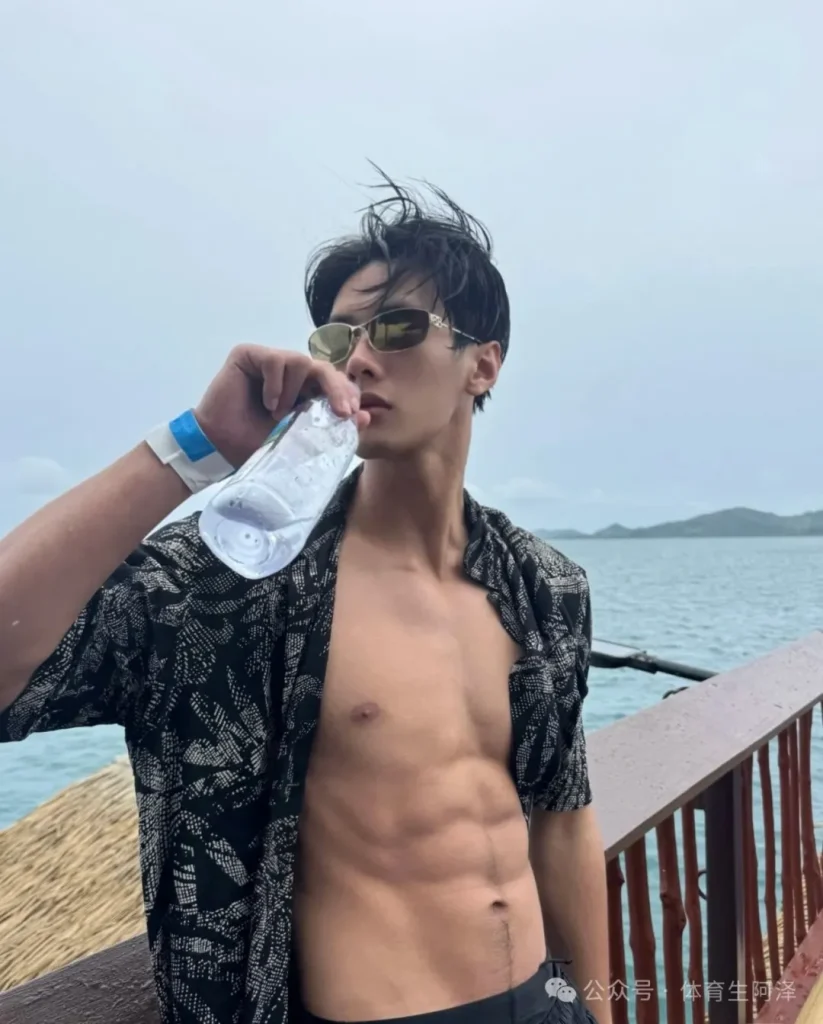 00后腹肌男大体育生，遇见富婆后的躺赢人生........