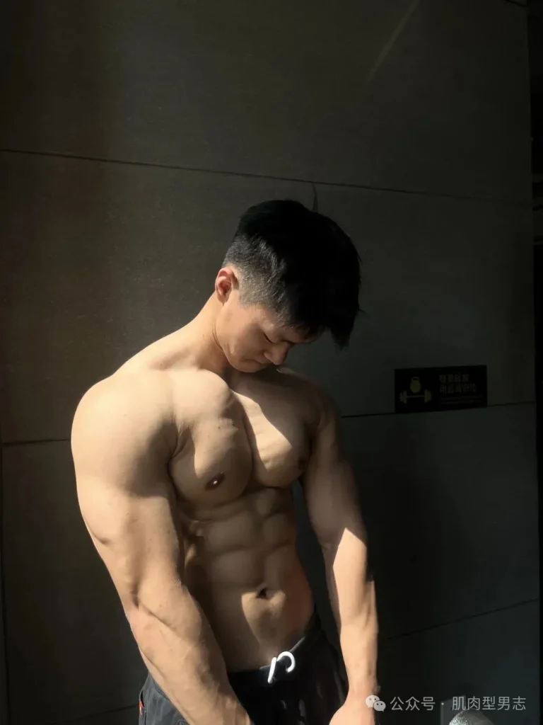 不穿衣服的重庆儿气机车猛男！