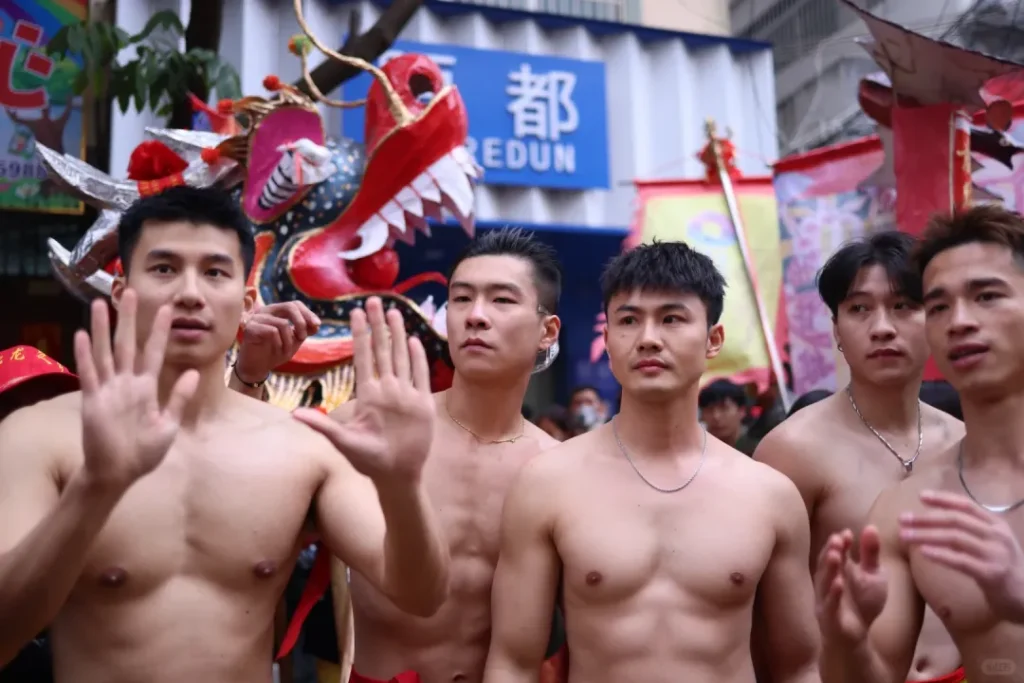 滨阳炮龙节迷彩兵哥被游客上手摸胸肌！想和他们一起放炮！