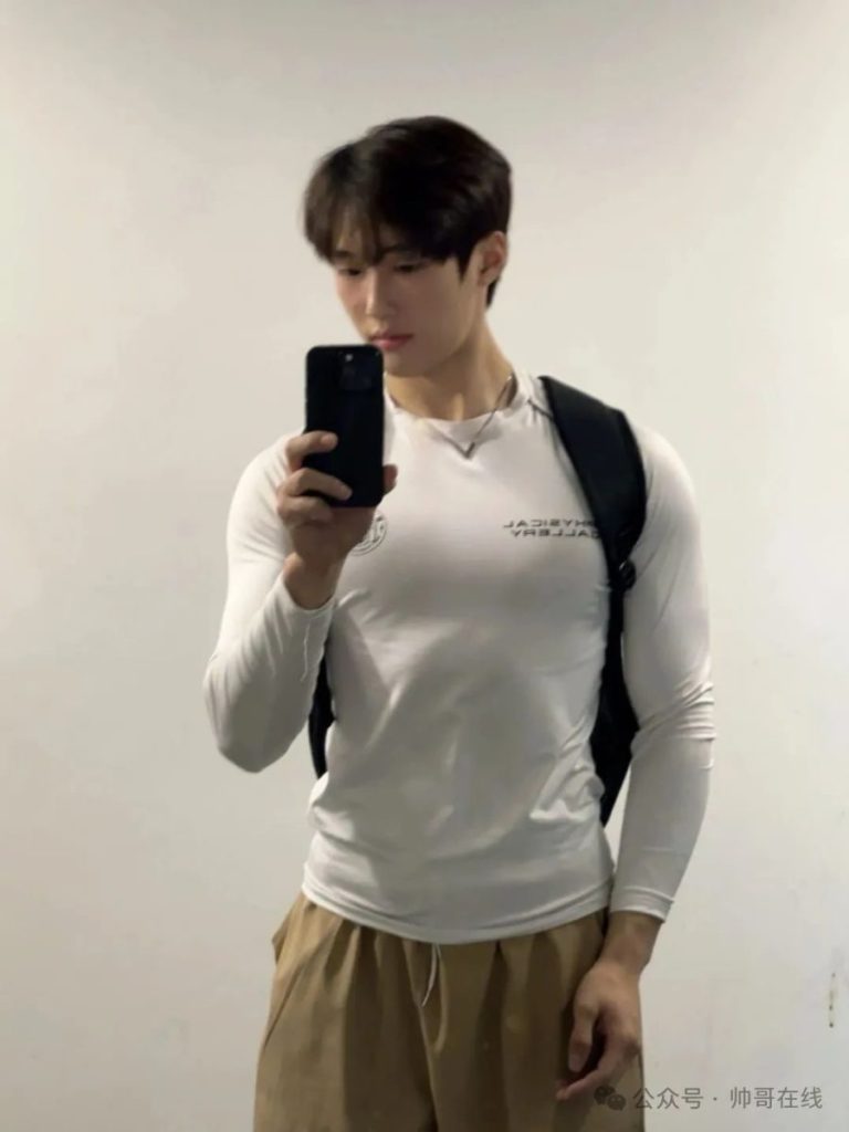 辛止蕾最爱的光膀子双肩包肌肉健身男大帅哥！