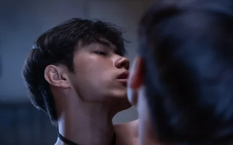 黑皮高弹体育生打桩机，三个男友都架不住他的高强度.....