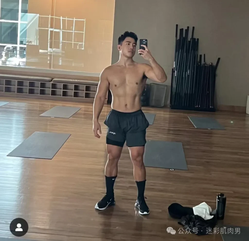 小哥紧身骑行服太垒直接脱啦实力藏不住！