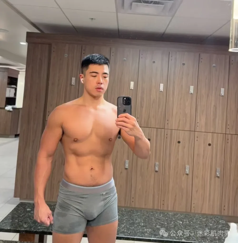 小哥紧身骑行服太垒直接脱啦实力藏不住！