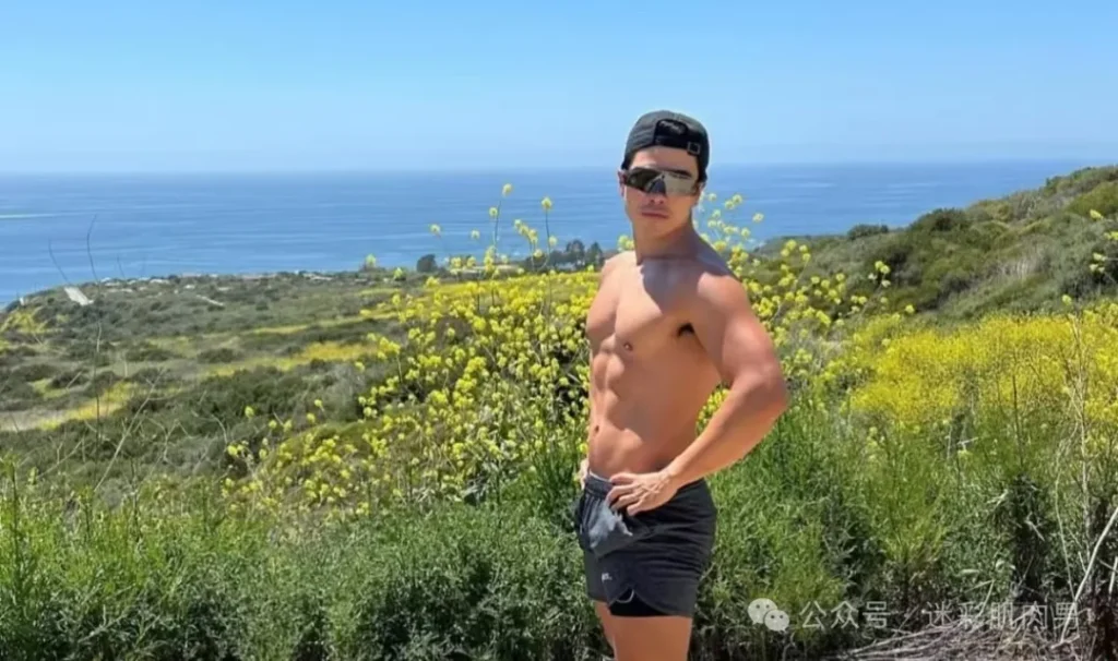 小哥紧身骑行服太垒直接脱啦实力藏不住！