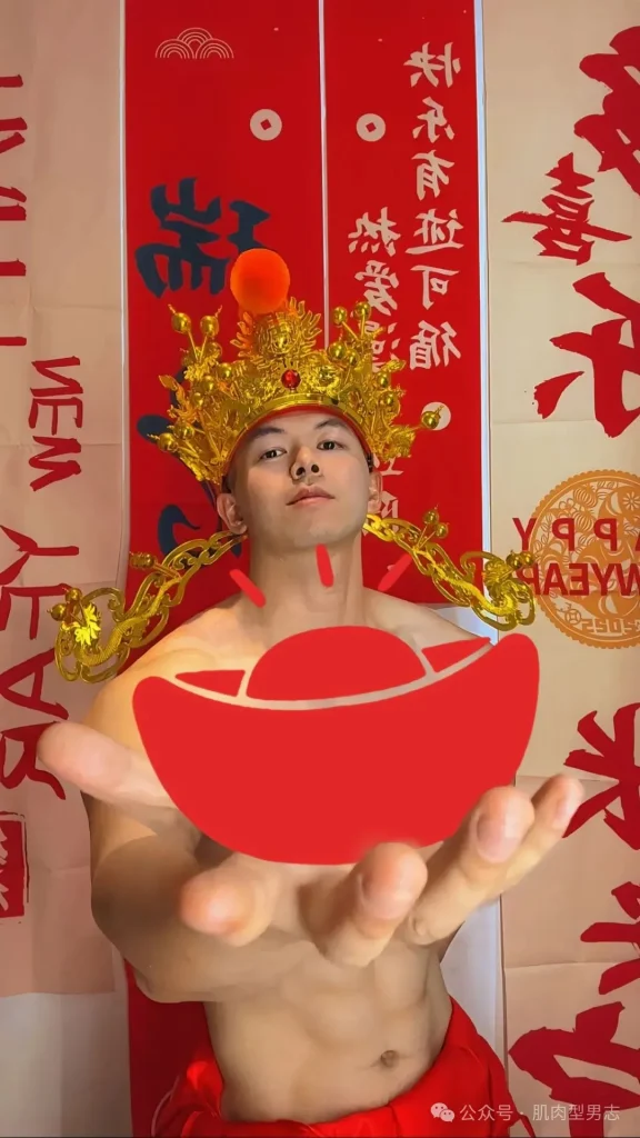 一肌肉小哥cos财神意外走红！这也太会拍了！