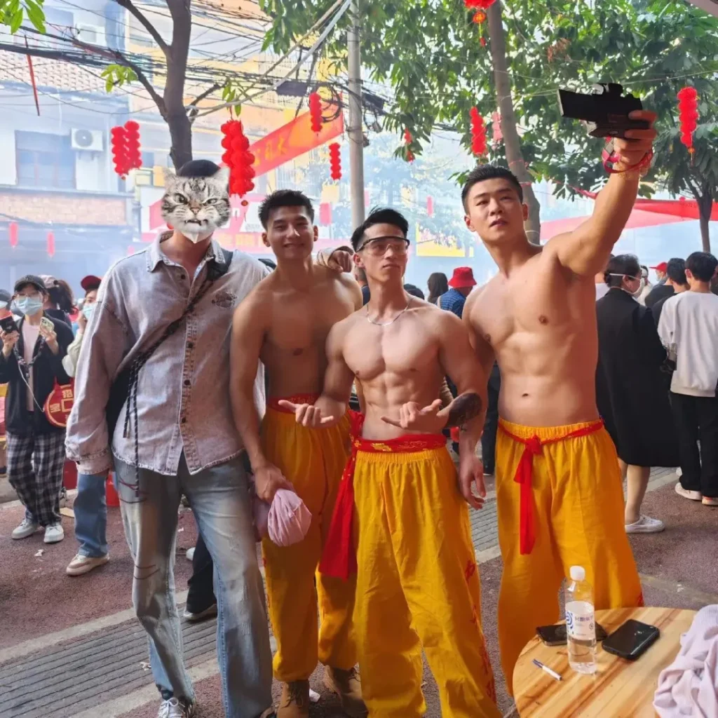 滨阳炮龙节迷彩兵哥被游客上手摸胸肌！想和他们一起放炮！