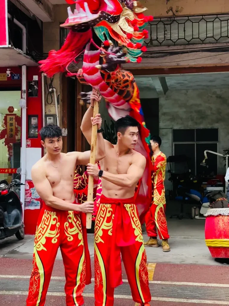 滨阳炮龙节迷彩兵哥被游客上手摸胸肌！想和他们一起放炮！