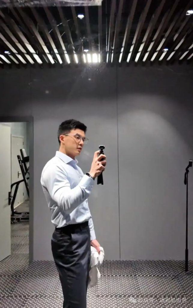 壹臣现在穿什么都要这样脱了自拍，？视频太好看！！