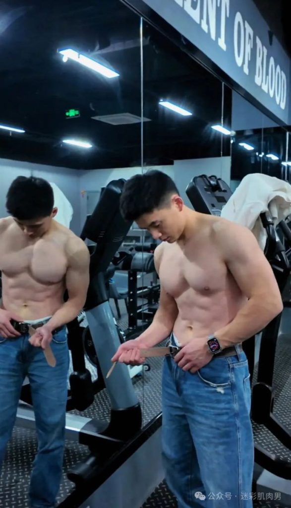 壹臣现在穿什么都要这样脱了自拍，？视频太好看！！