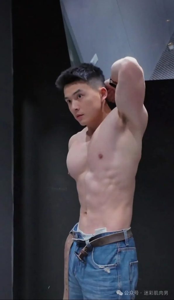 壹臣现在穿什么都要这样脱了自拍，？视频太好看！！