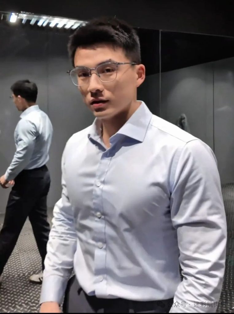 壹臣现在穿什么都要这样脱了自拍，？视频太好看！！