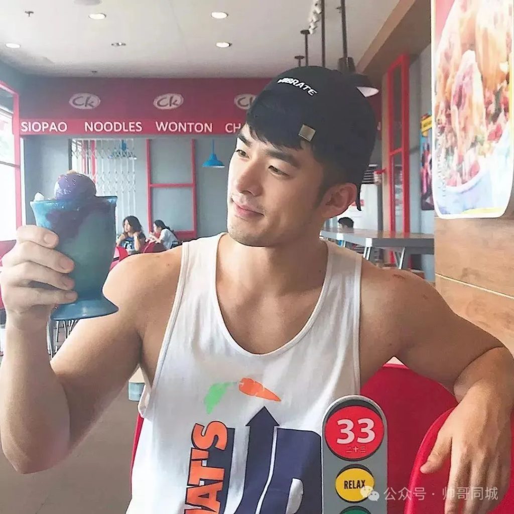 韩国黑皮体育生翘臀熟男，竟被喷颜值崩了！