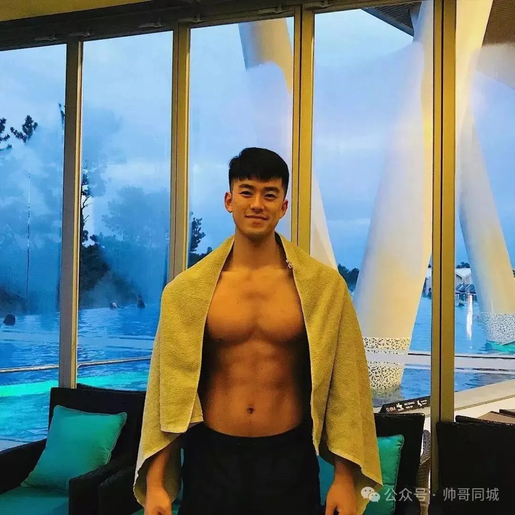 韩国黑皮体育生翘臀熟男，竟被喷颜值崩了！
