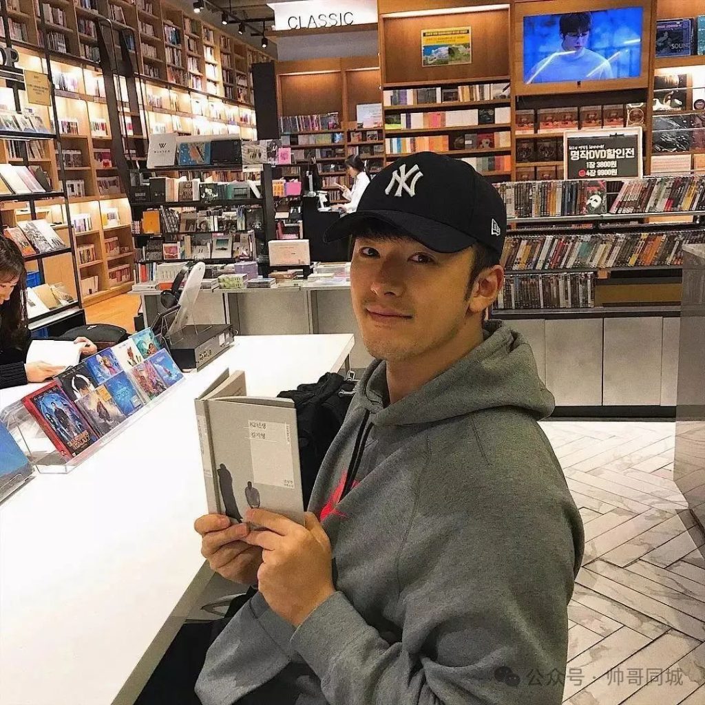 韩国黑皮体育生翘臀熟男，竟被喷颜值崩了！