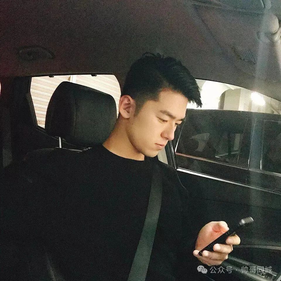 韩国黑皮体育生翘臀熟男，竟被喷颜值崩了！
