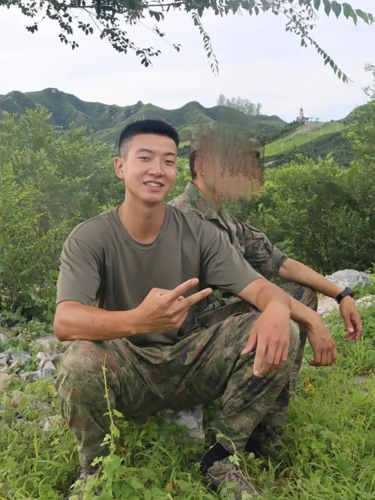 寸头痞帅退役小哥，穿灰裤子，腹毛真性感！