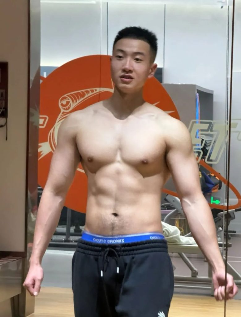 寸头痞帅退役小哥，穿灰裤子，腹毛真性感！