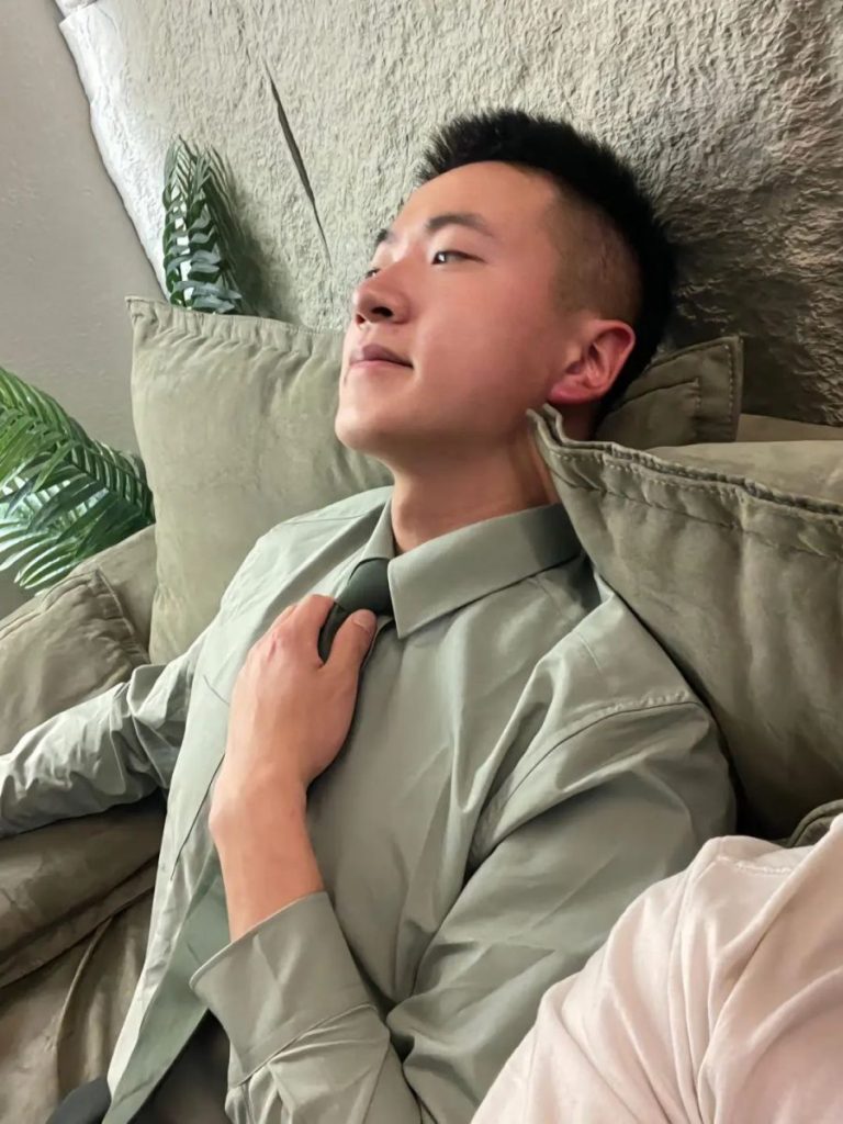 寸头痞帅退役小哥，穿灰裤子，腹毛真性感！