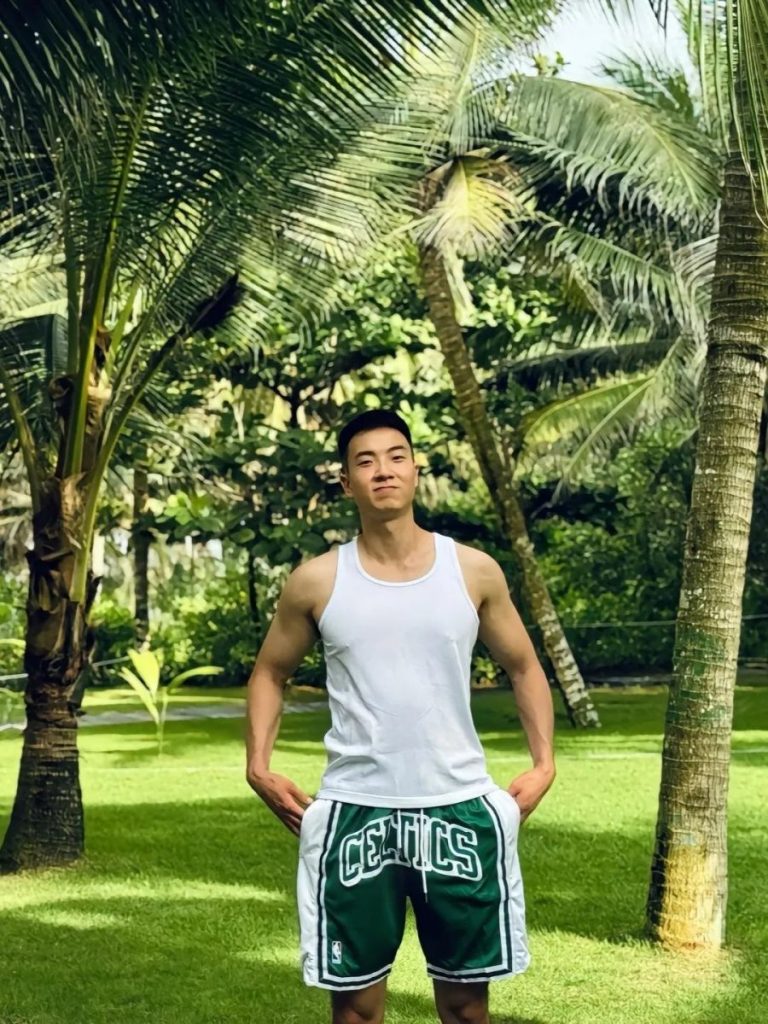 寸头痞帅退役小哥，穿灰裤子，腹毛真性感！