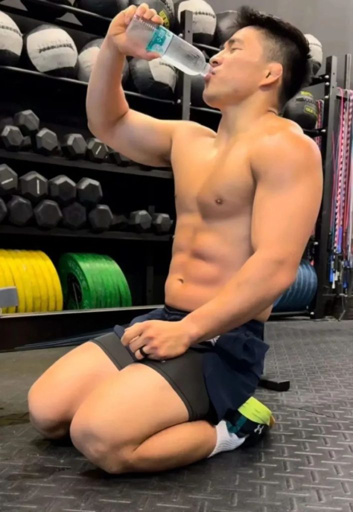 熊圈天菜安昌林当爸爸后，还爱上下跪了？