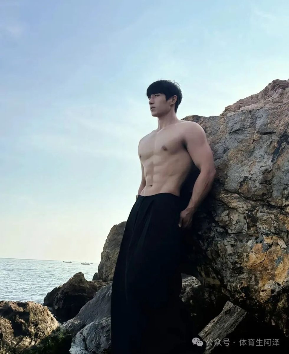 严重塌房，百万网红体育生刚分手就有新欢？体育生饥渴难耐......