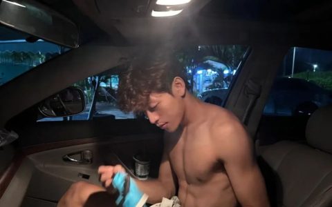 现实中有女友，直男装gay哄大哥为他买车?185黑皮体育生是如何拿捏大哥的......