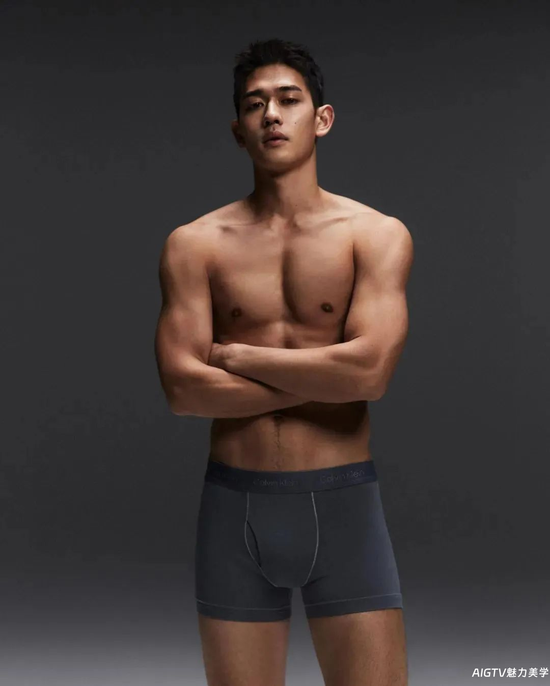 CK内裤找了新的鲜肉男模拍写真，不塞东西的成片怎么样？