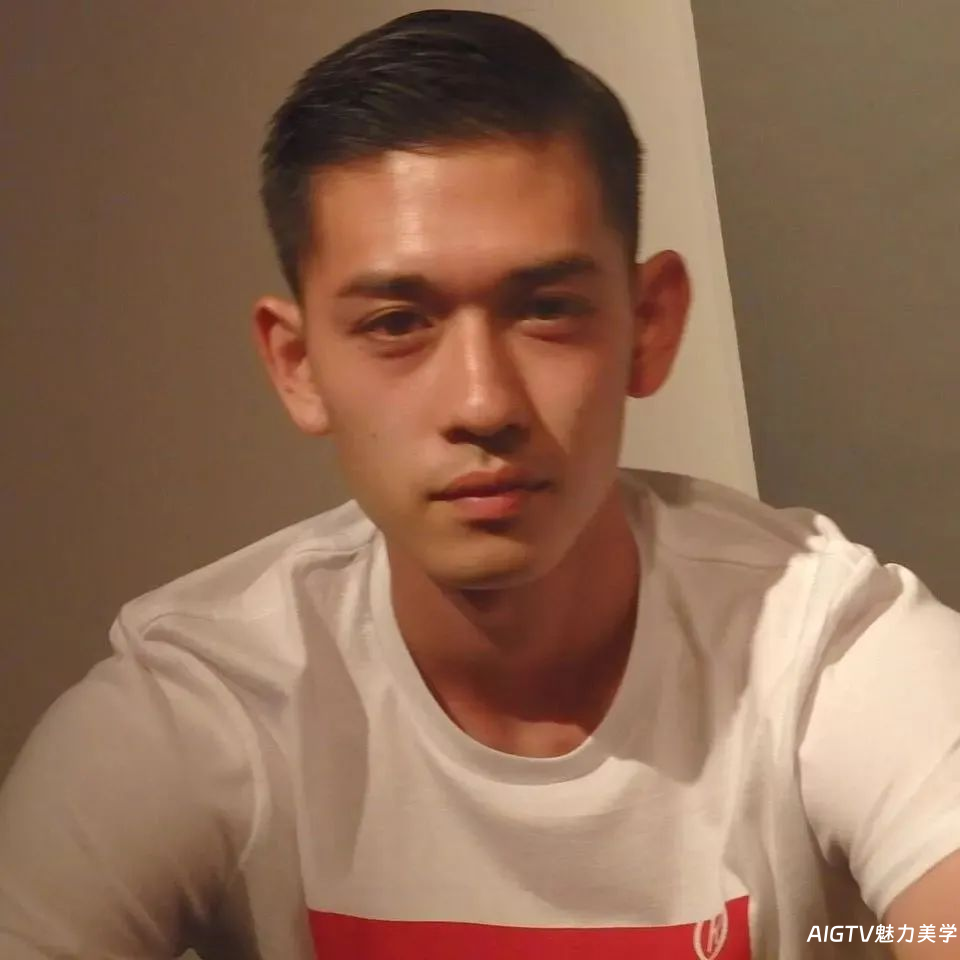CK内裤找了新的鲜肉男模拍写真，不塞东西的成片怎么样？