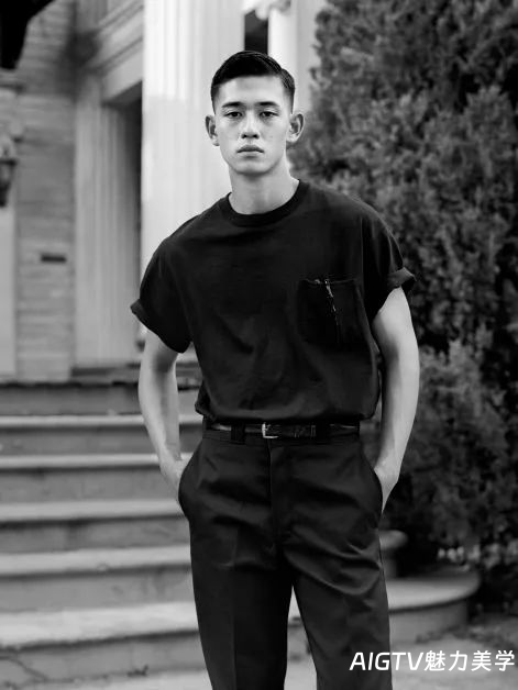 CK内裤找了新的鲜肉男模拍写真，不塞东西的成片怎么样？