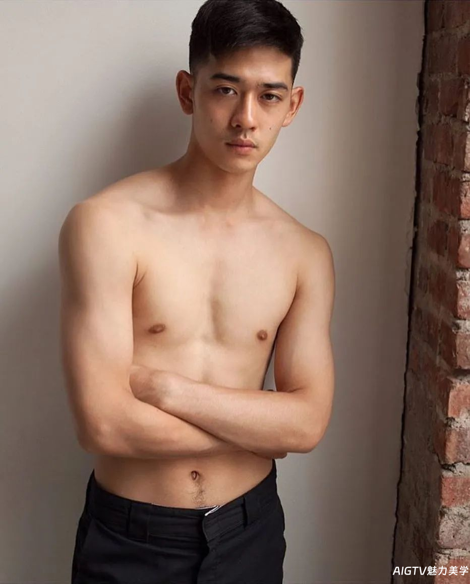 CK内裤找了新的鲜肉男模拍写真，不塞东西的成片怎么样？