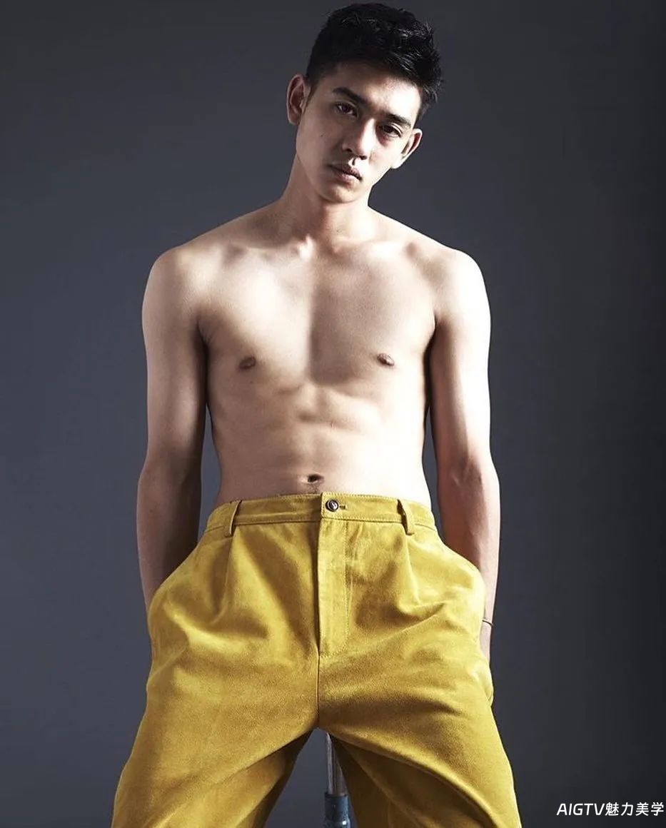 CK内裤找了新的鲜肉男模拍写真，不塞东西的成片怎么样？