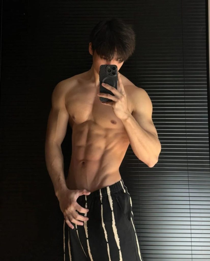 182cm腹肌+鲨鱼肌小哥哥拍摄角度碉堡了!