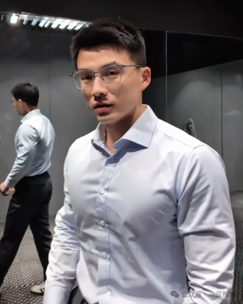 壹臣最新直播采访,正装直接脱掉了!