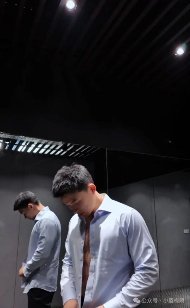 壹臣最新直播采访,正装直接脱掉了!
